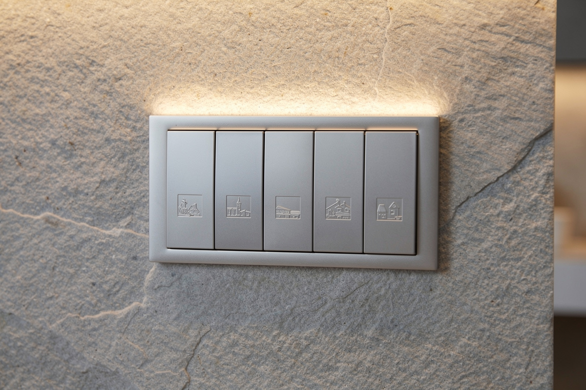 Panneau d’interrupteur design encastré au mur, finition métal brossé, étiquettes de scènes lumineuses