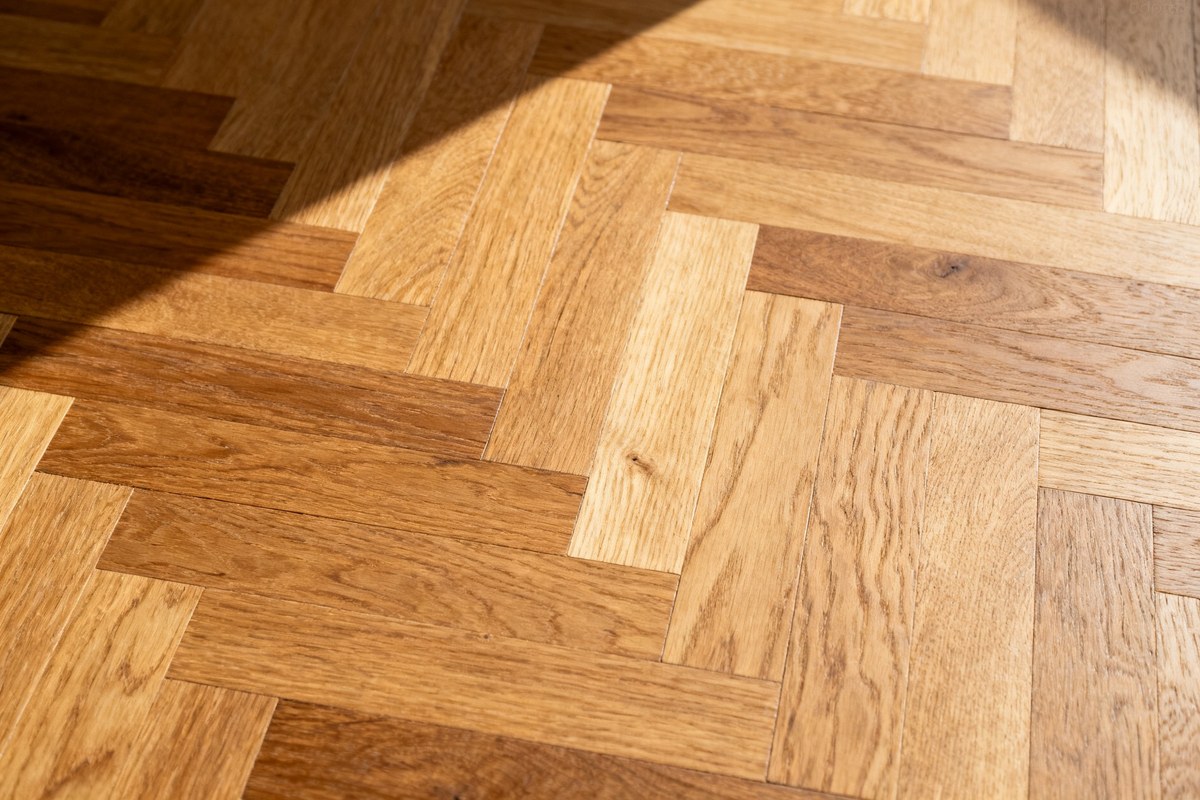 Détail d'un parquet en chêne massif posé en point de Hongrie