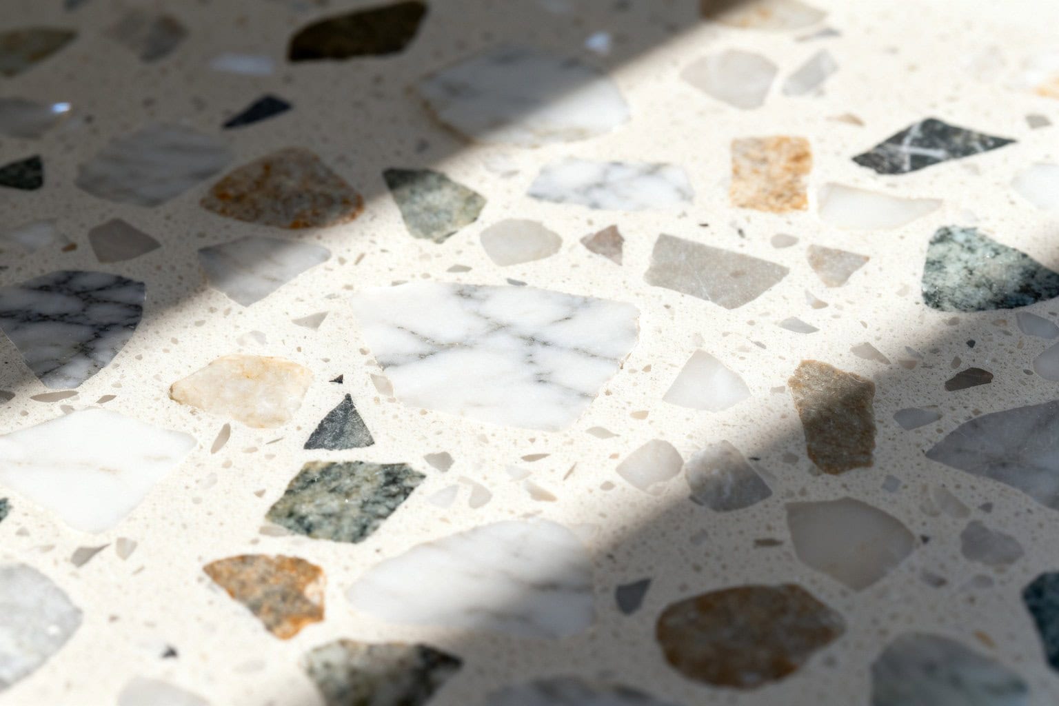 Gros plan sur une surface de terrazzo poli aux éclats de pierre variés