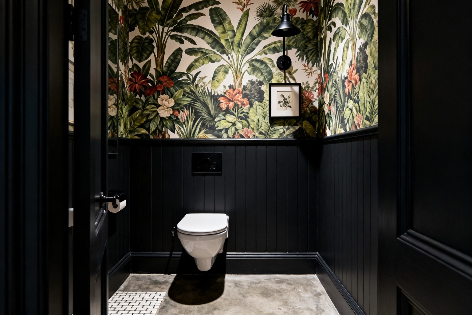 Papier peint botanique grand format au-dessus d'un lambris noir dans des toilettes suspendues